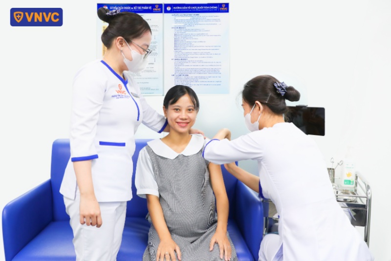 mẹ bầu tham gia tư vấn tiêm rsv
