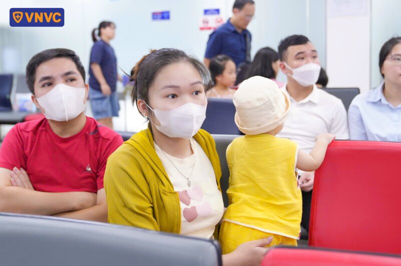 mẹ và bé nghe tư vấn sức khỏe