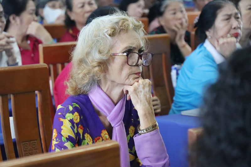 phụ nữ cao tuổi tham gia tư vấn