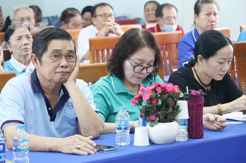 người cao tuổi tham gia tư vấn