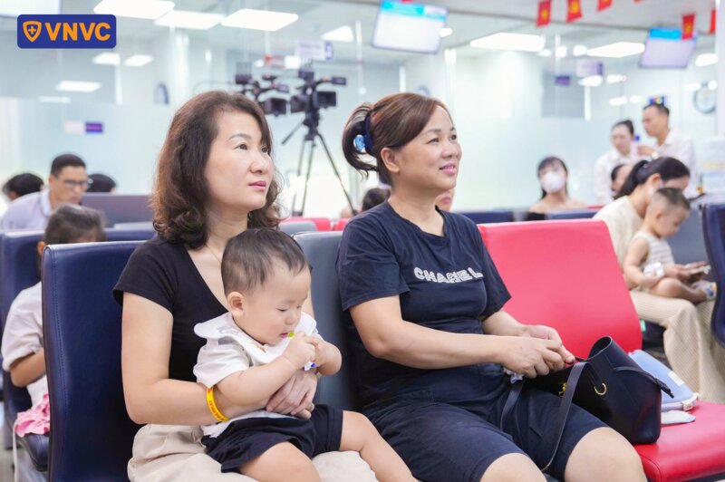 người lớn nghe tư vấn sức khỏe