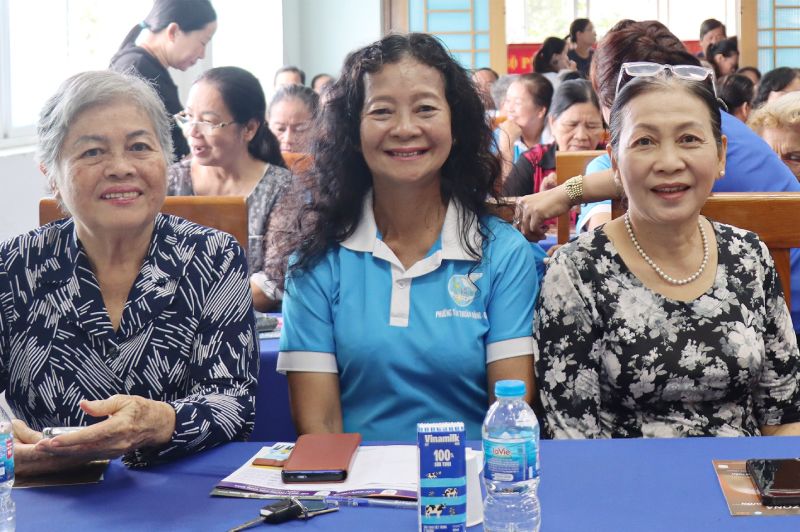 cô lớn tuổi tham gia tư vấn