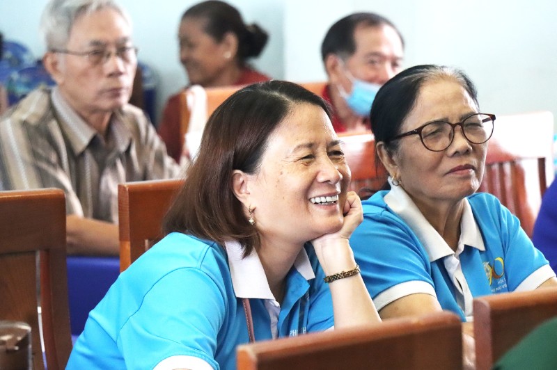 các phụ nữ lớn tuổi tham dự buổi tư vấn