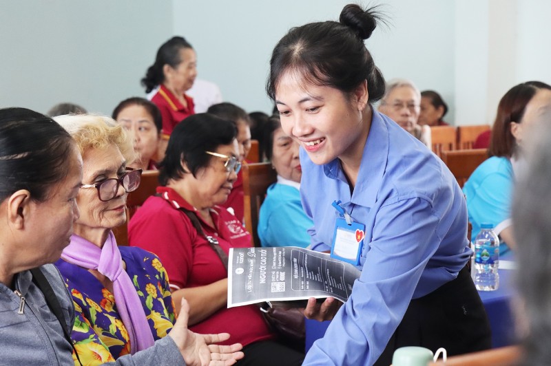 nhân viên phát phiếu tư vấn