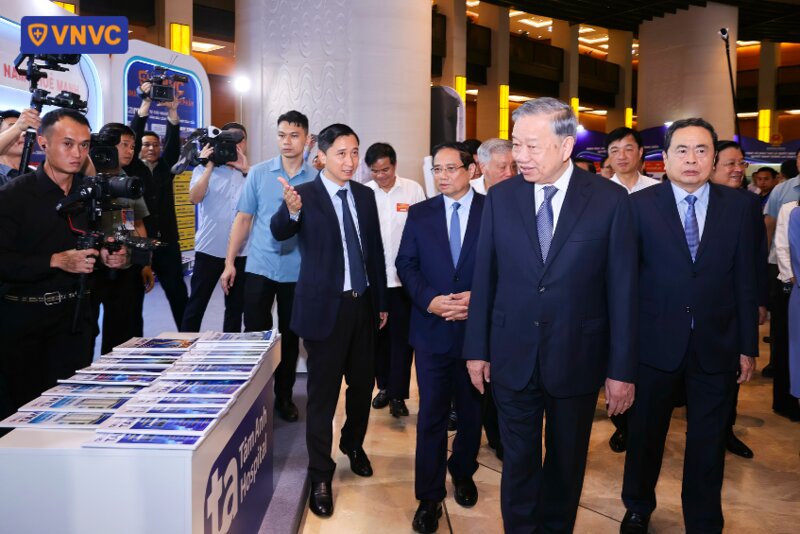 ông Ngô Chí Dũng giới thiệu về gian hàng trưng bày của vnvc