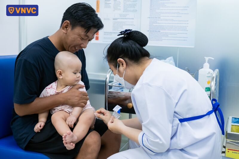 sát khuẩn trước tiêm cho bé