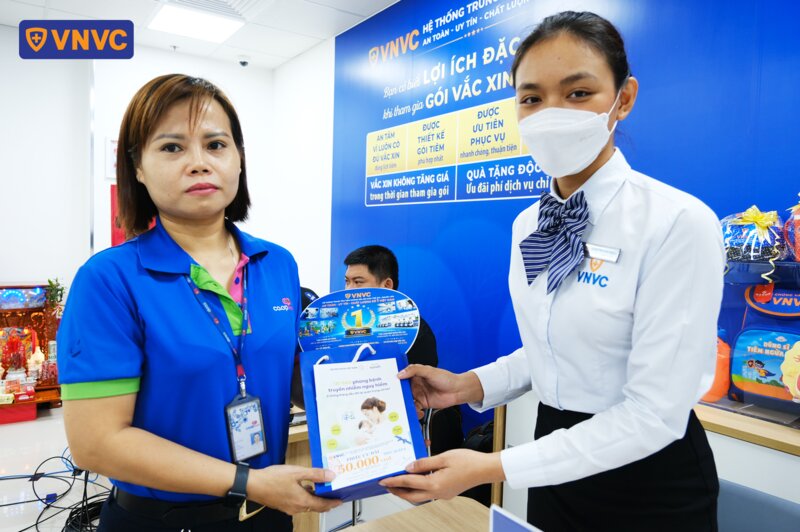 tặng quà cho người tham dự