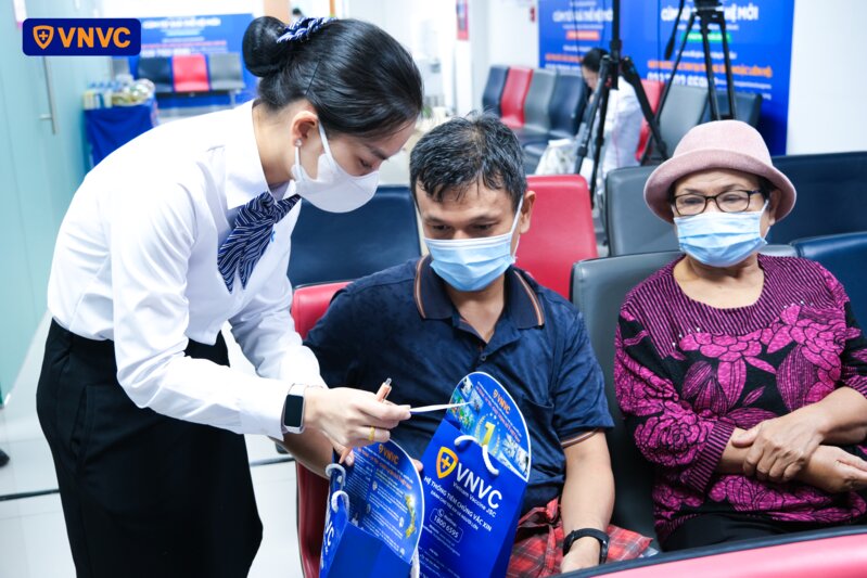 tặng quà cho người tham dự