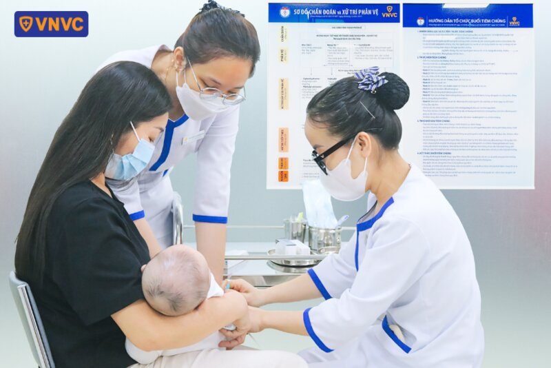 tiêm vắc xin cho bé nhỏ