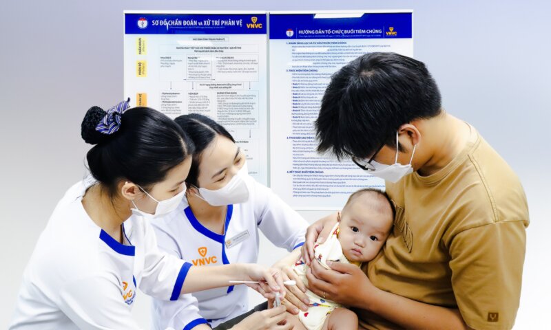 tiêm vắc xin cho bé