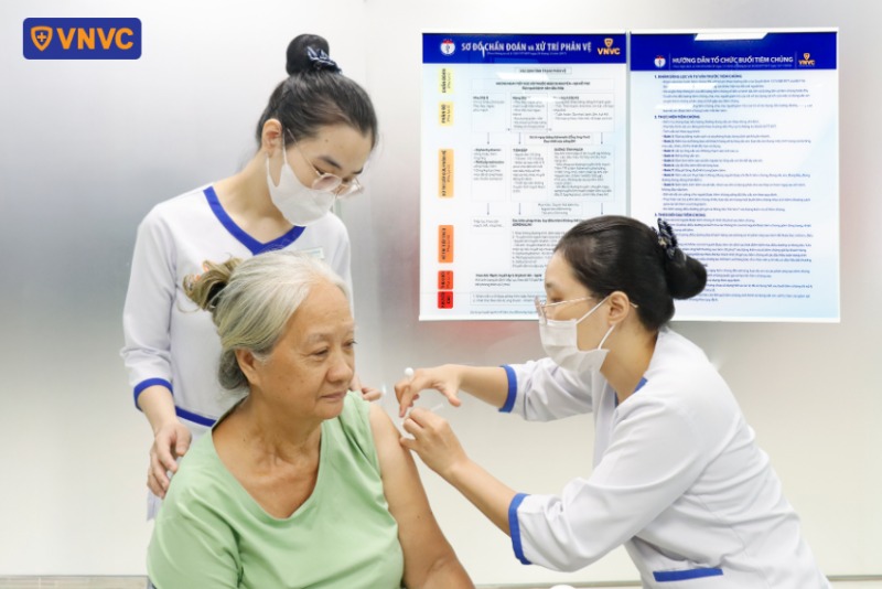 tiêm vắc xin cho người cao tuổi
