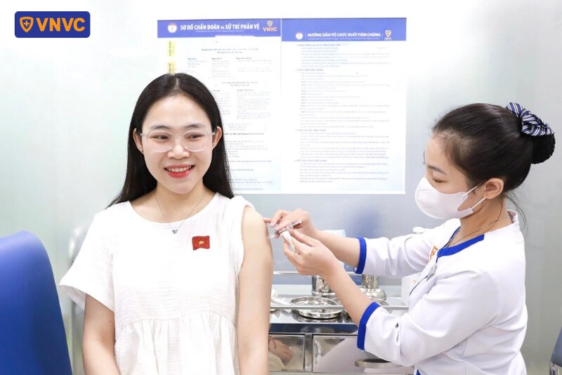 tiêm vắc xin phòng bệnh cho bạn nữ