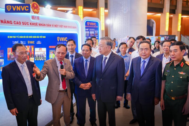 tổng bí thư Tô Lâm thăm dàn robot AI tại triển lãm