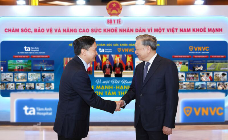 tổng bí thư Tô Lâm tham quan gian hàng triển lãm y tế vnvc