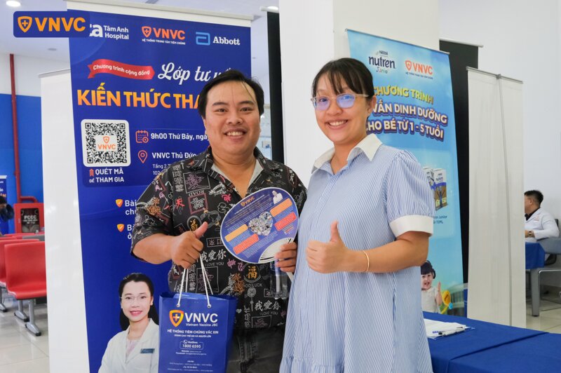 vợ chồng đến tham dự chương trình