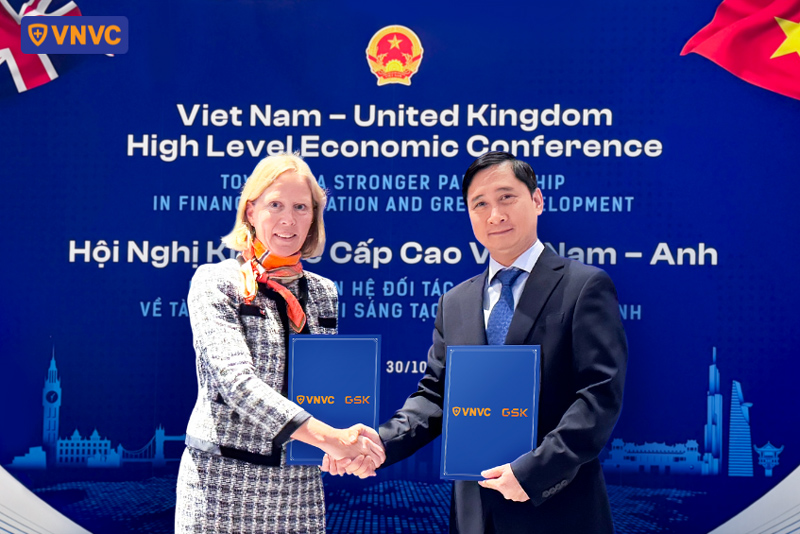 bà kaja natland và ông ngô chí dũng bắt tay