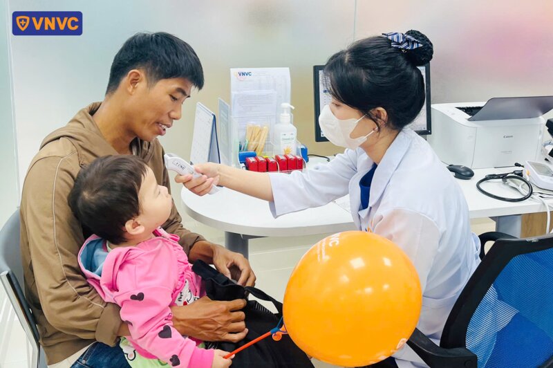bác sĩ đo nhiệt độ cho bé