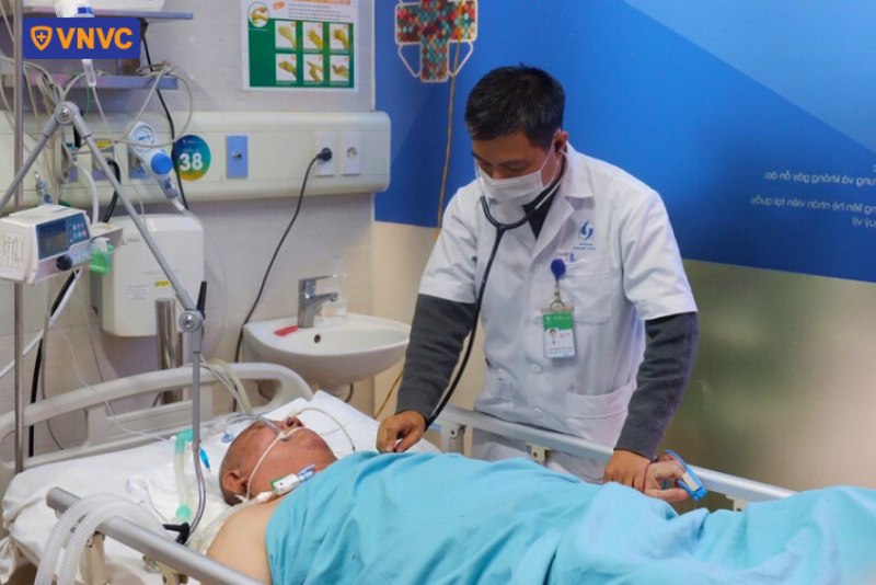 bác sĩ khám bệnh nhân suy hô hấp