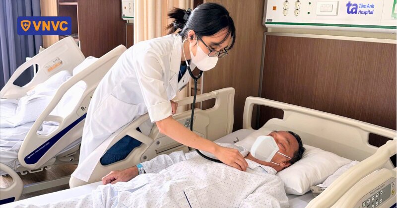 bác sĩ khám cho người bệnh