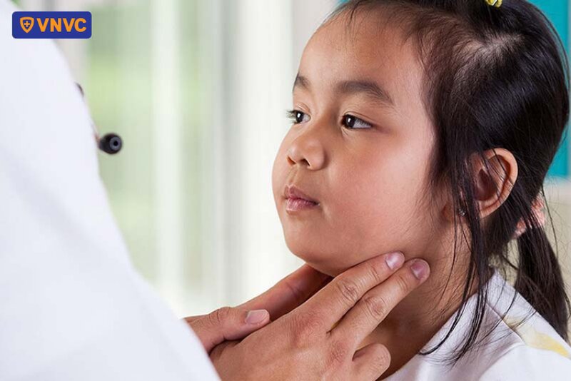 bác sĩ khám quai hàm cho bé