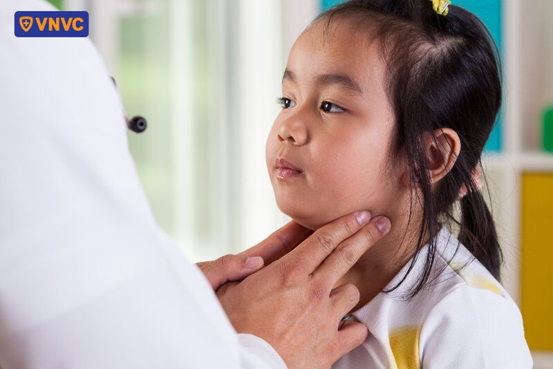 bác sĩ khám quai hàm của bé