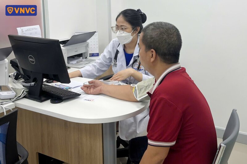 bác sĩ khám sàng lọc trước tiêm chủng