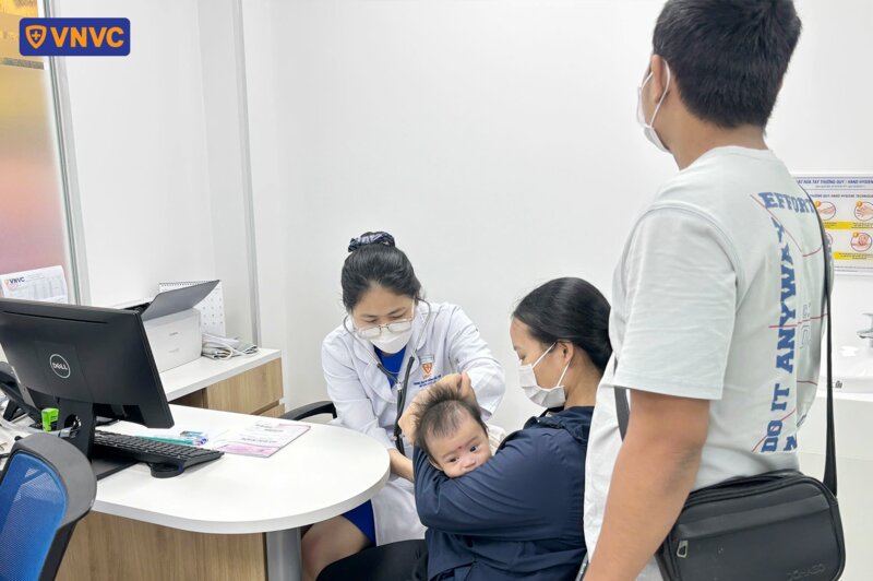 bác sĩ khám sàng lọc trước tiêm