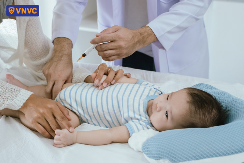 bác sĩ tiêm thuốc cho trẻ nhỏ