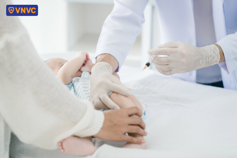 bác sĩ tiêm thuốc cho trẻ