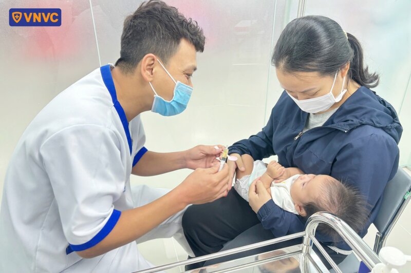 điều dưỡng tiêm vắc xin cho bé nhỏ