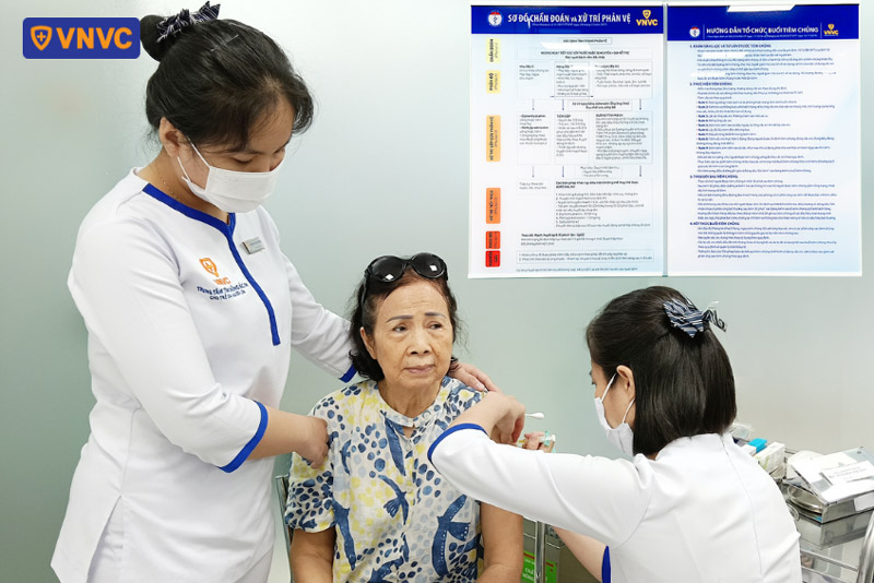 điều dưỡng tiêm vắc xin cho người già