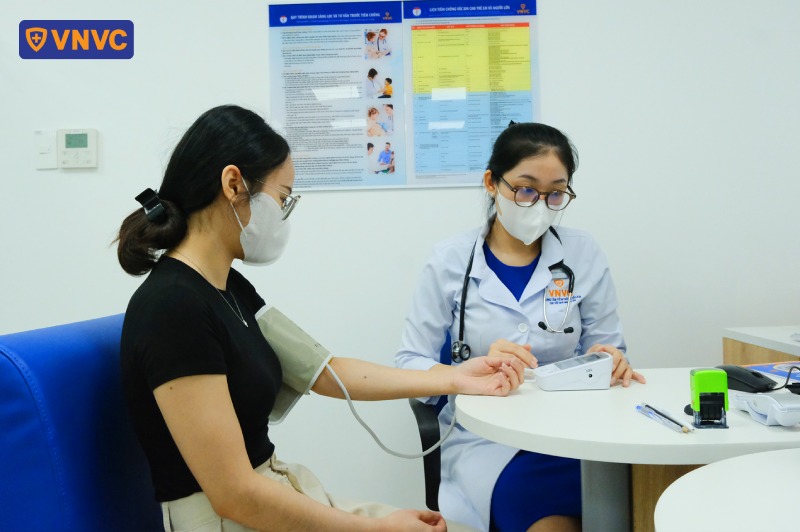 đo huyết áp khách hàng