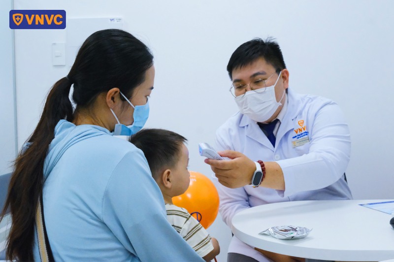 đo nhiệt độ cơ thể cho trẻ
