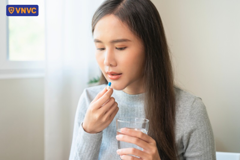 cô gái uống thuốc