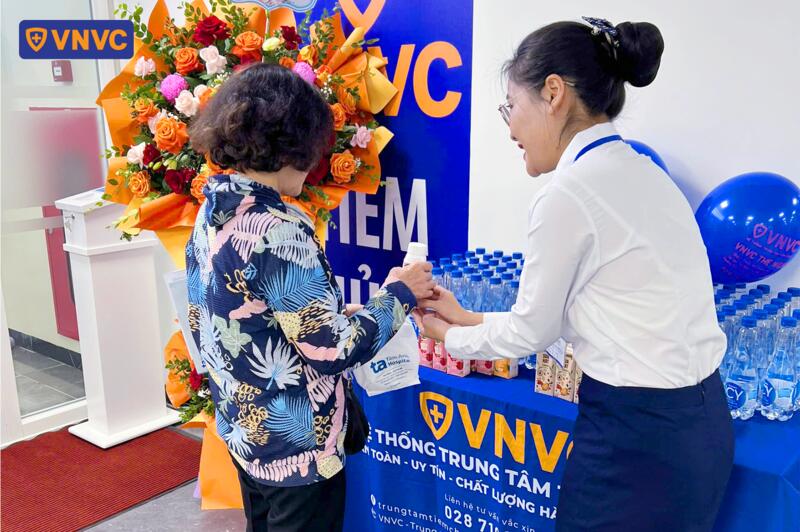 khách hàng đến tiêm tại vnvc the west cầu giấy