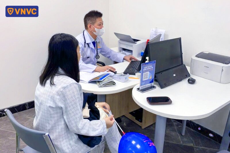 khám sàng lọc trước khi tiêm vắc xin