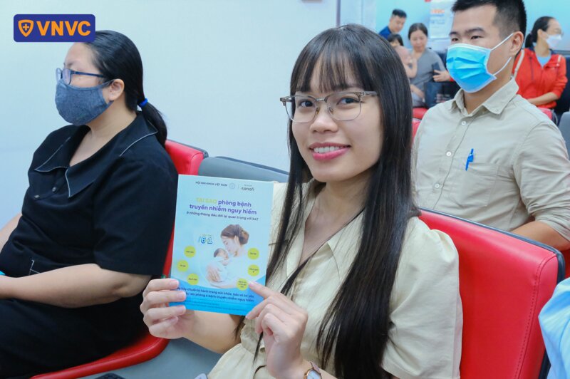 khán giả cầm tờ rơi