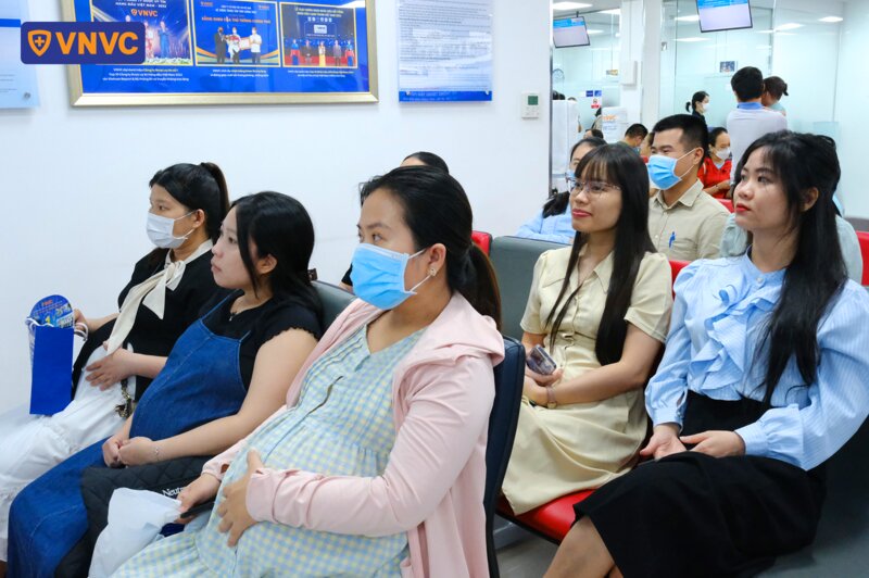 khán giả chăm chú nghe tư vấn