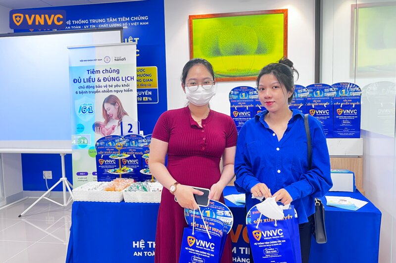 khán giả nhận quà từ vnvc