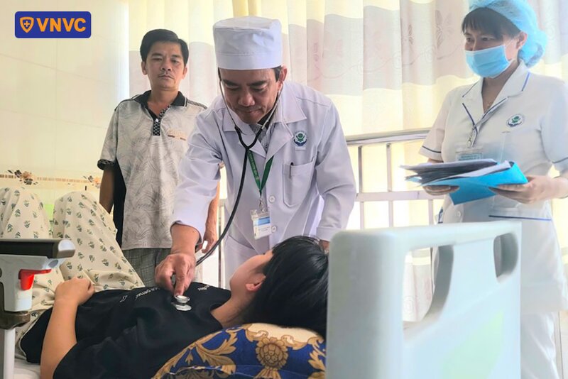 kiểm tra sức khỏe bệnh nhân sốt xuất huyết