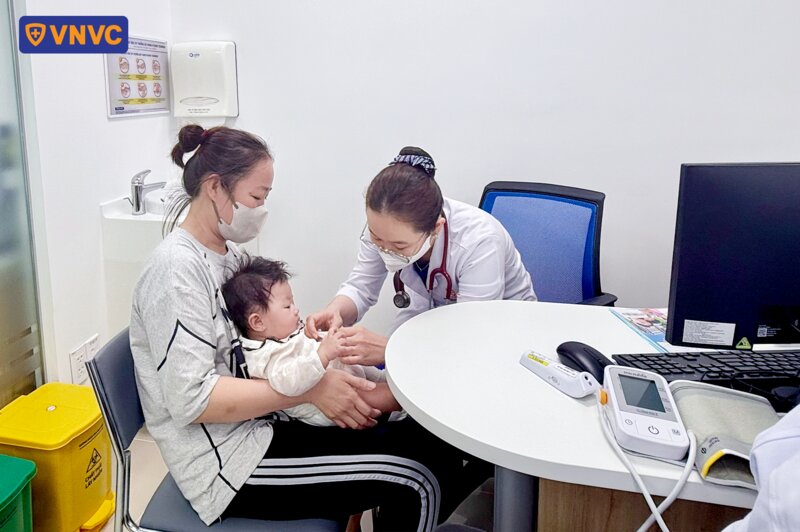kiểm tra sức khỏe cho trẻ trước khi tiêm vắc xin