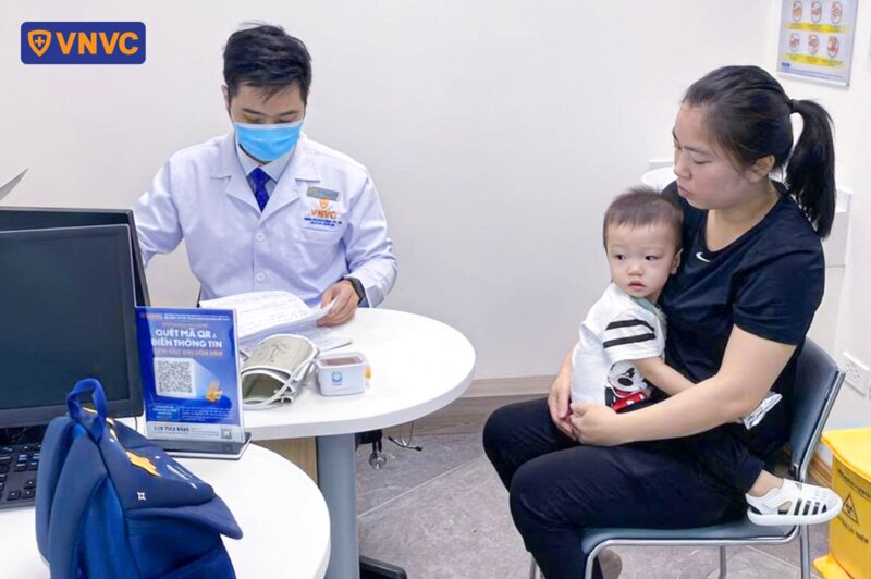 kiểm tra thông tin trẻ trước khi tiêm vắc xin