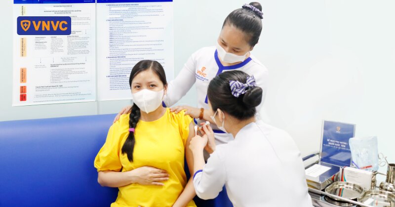 mẹ bầu tiêm ngừa