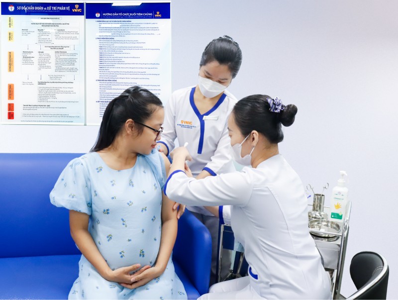 mẹ bầu tiêm vắc xin rsv