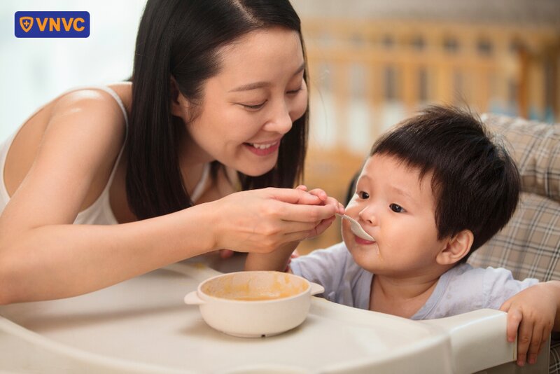 mẹ cho em bé ăn
