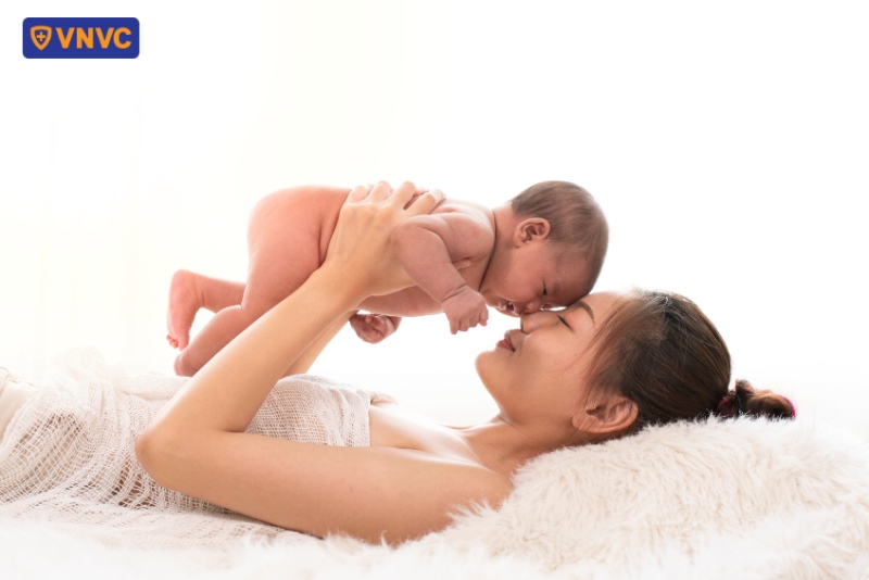 mẹ hôn mũi trẻ sơ sinh