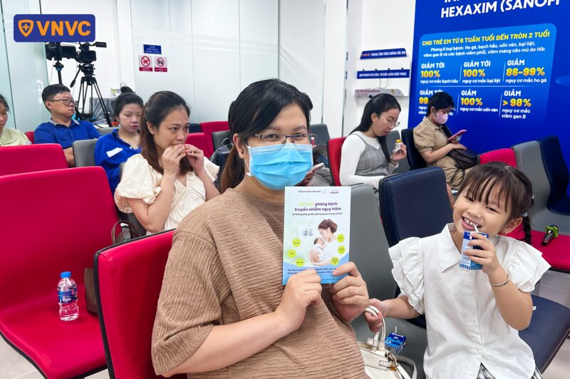 mẹ và bé tham dự chương trình