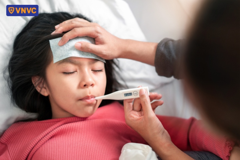 đo nhiệt độ cơ thể trẻ đang sốt