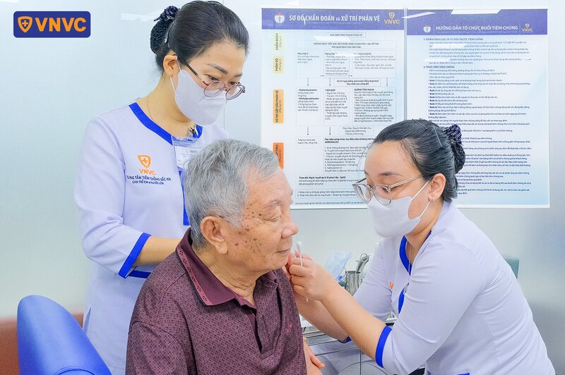 người cao tuổi đi tiêm vắc xin