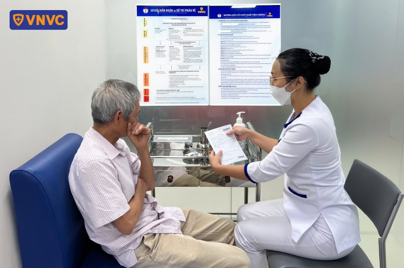 người lớn tuổi tiêm vắc xin